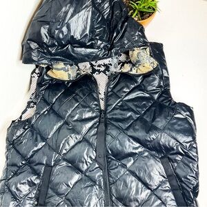 Lululemon ATHLETICA Reversible Black and White Snakeskin Patterned puffer vest